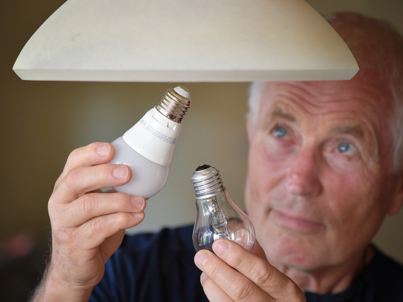 uomo cambia lampadina