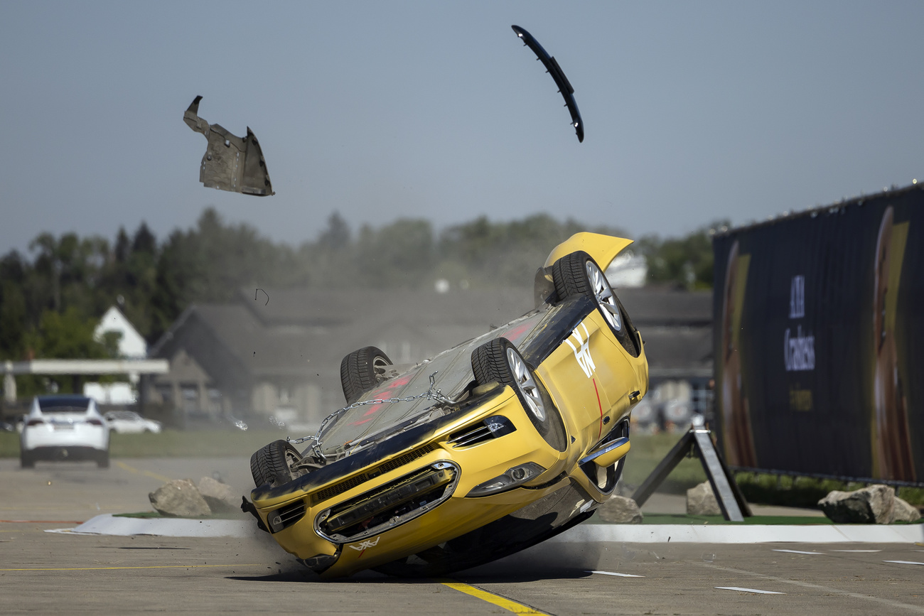 Auto elettrica sottoposta a crash test all aeroporto di Duebendorf.