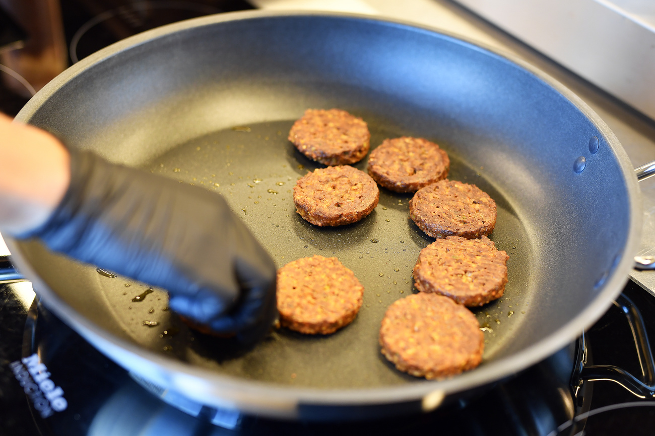 昆虫バーガーを温める