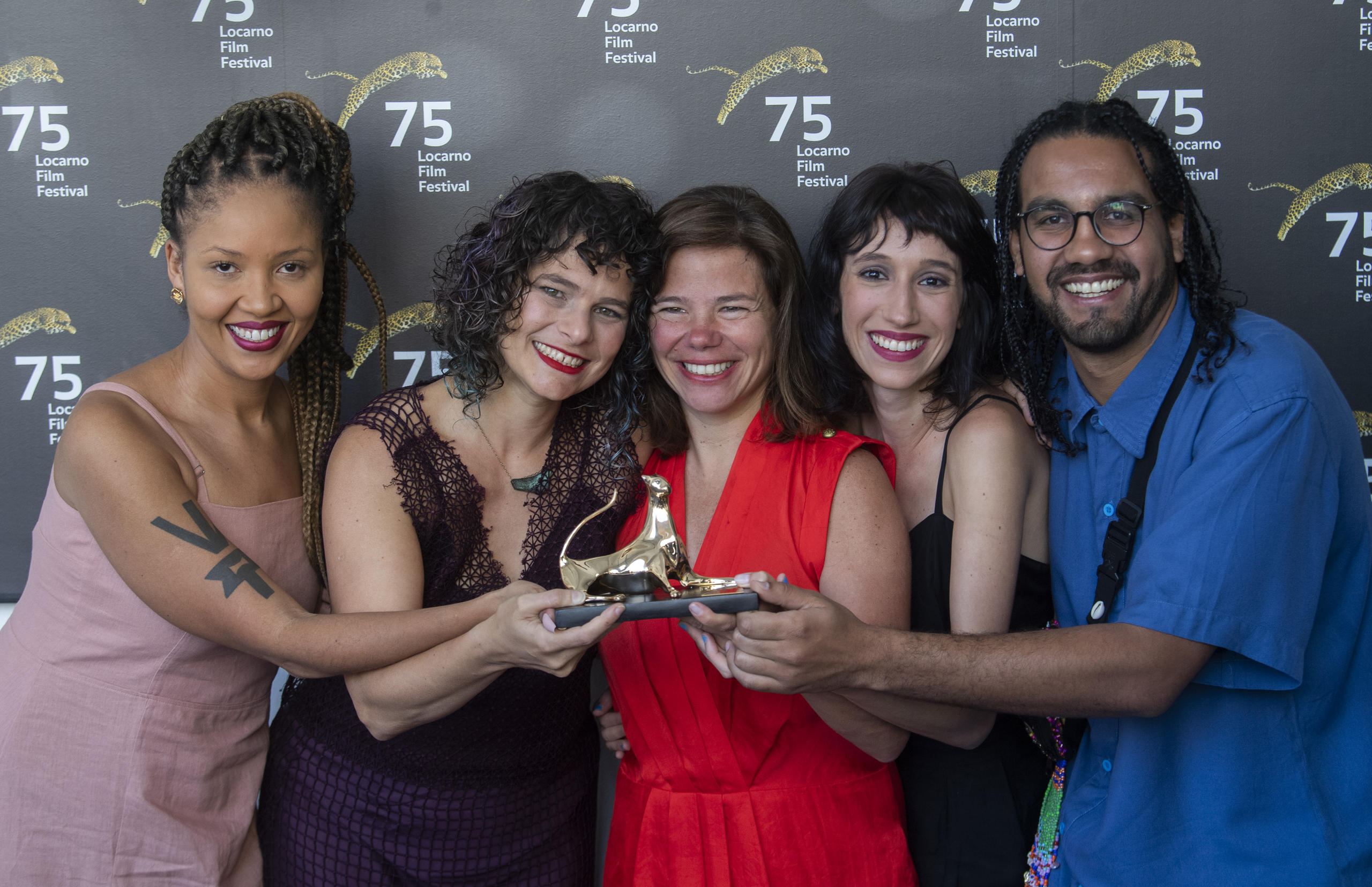 Ganadores con la estatuilla del Leopardo de oro.