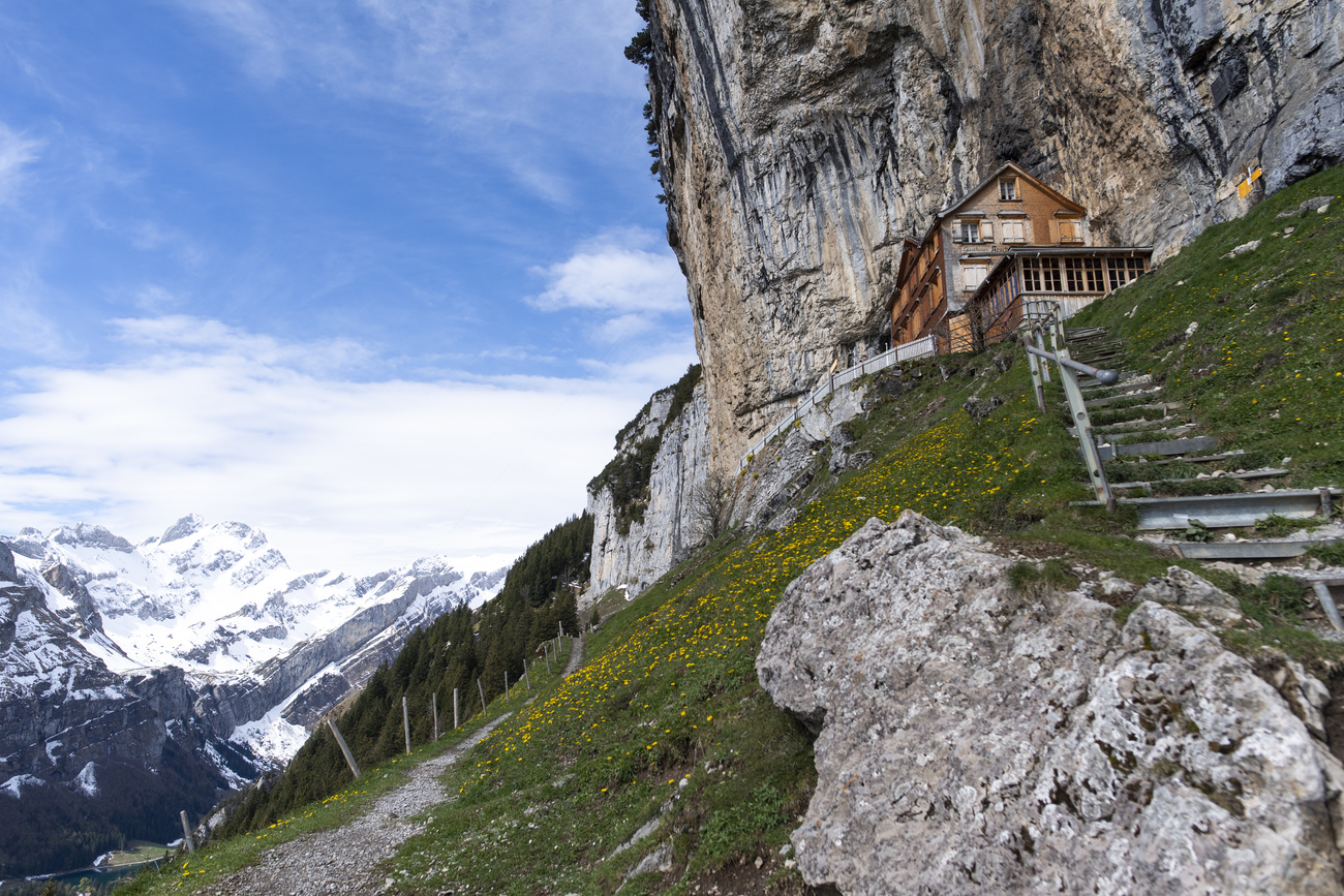 scorcio di montagna con locanda annessa e cielo azzurro