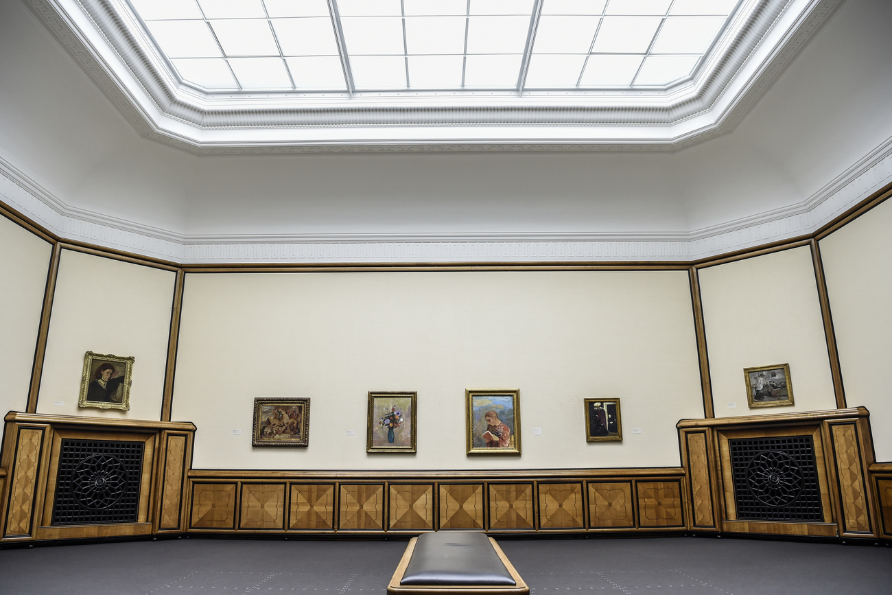 Saal im Kunstmuseum mit Bildern an den Wänden und einem grossen Oberlichtfenster