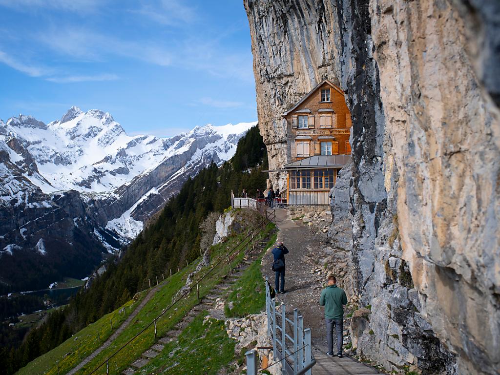 Bergrestaurant an eine Felswand gebaut