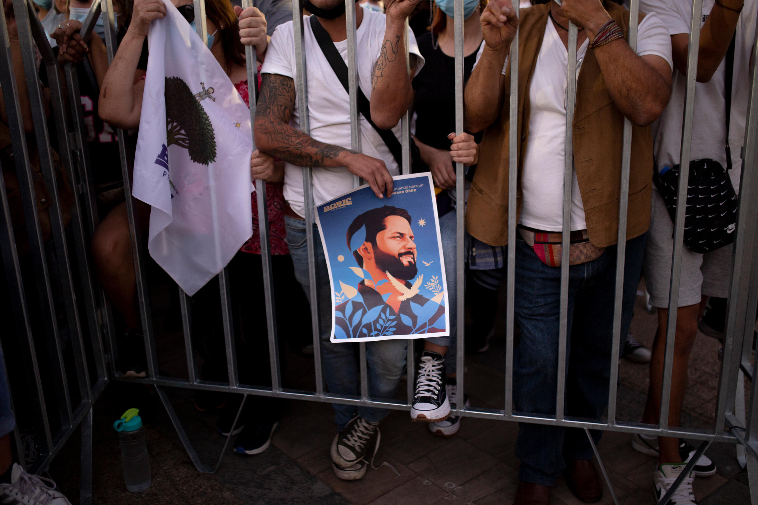 Crowd with picture of Gabriel Boric