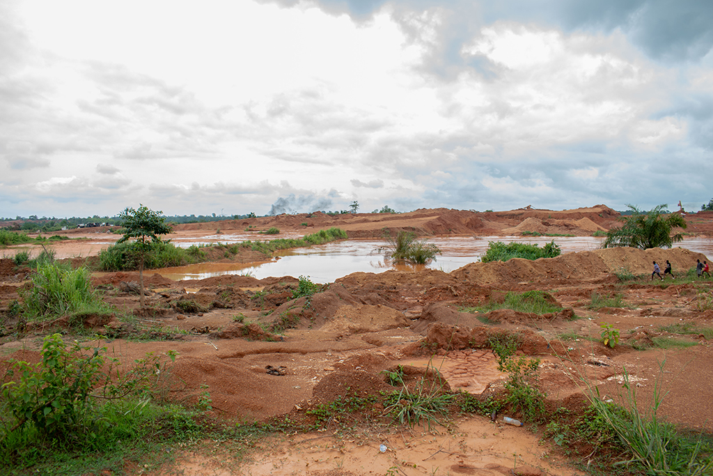 昆苏地区的非法矿坑。