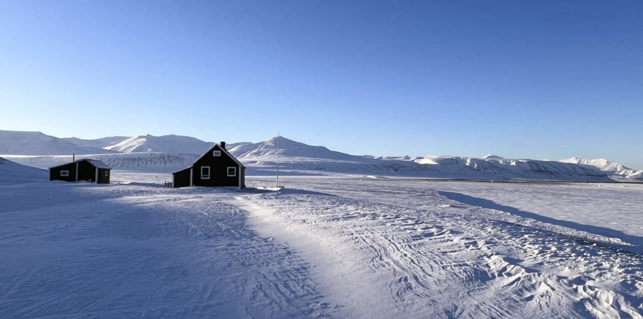 dos casitas aisladas en un paisaje ártico de nieve
