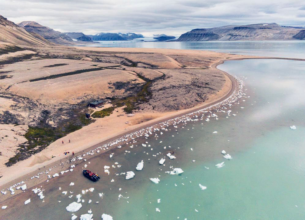 costa delle svalbard con pezzi di ghiaccio nel mare