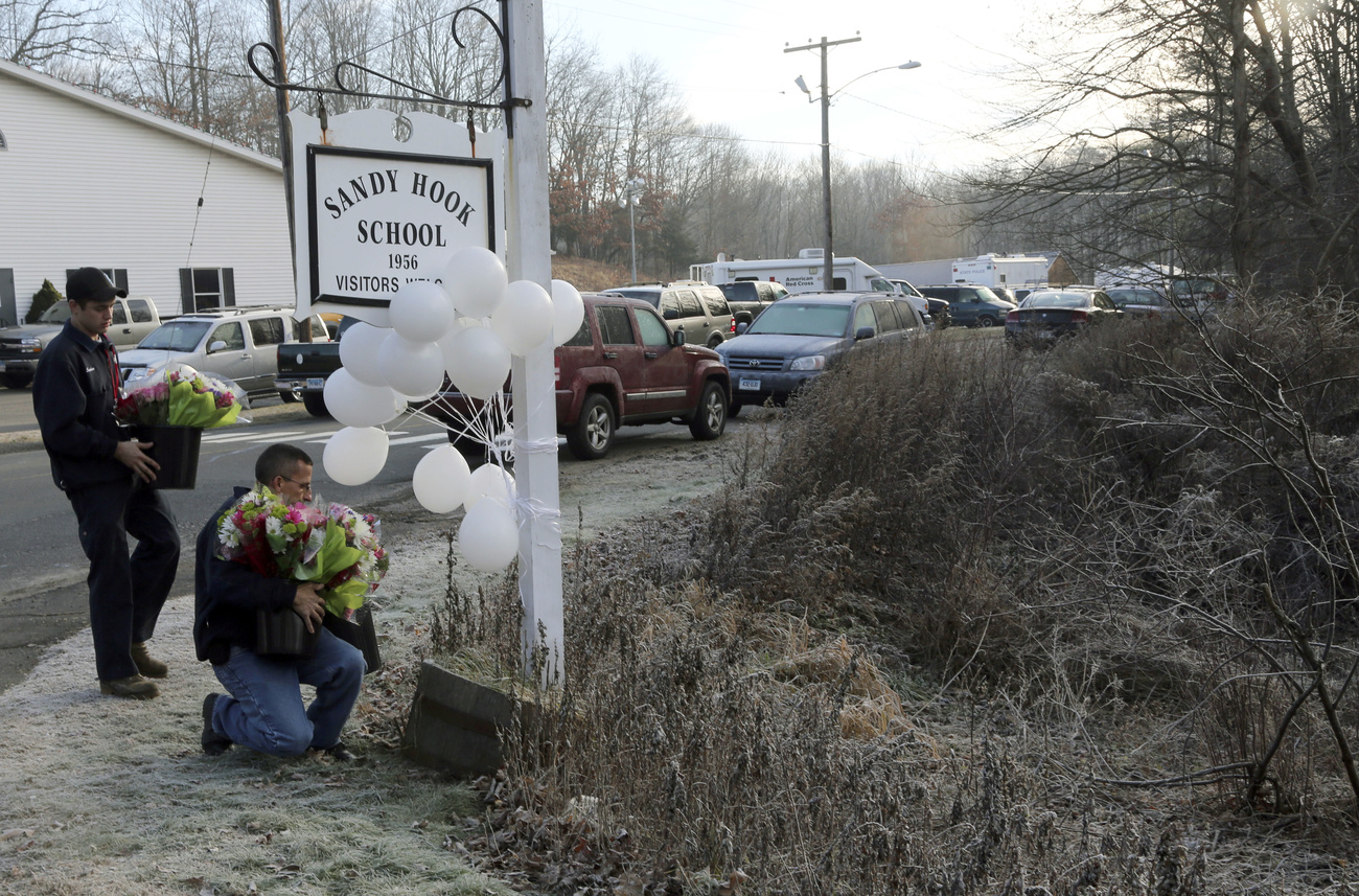 L insegna della scuola di Sandy Hook.