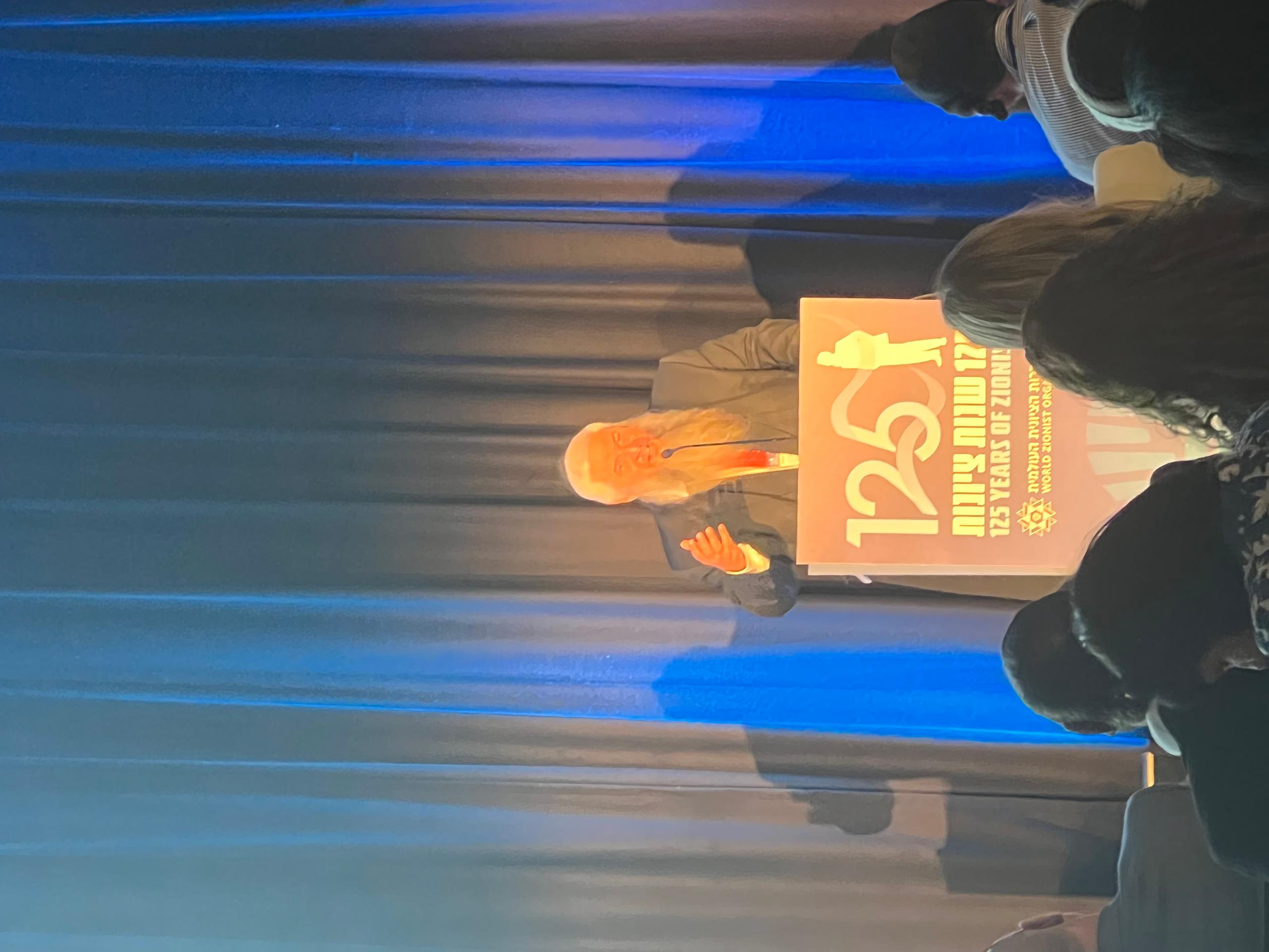 Ein Rabbi am Podium