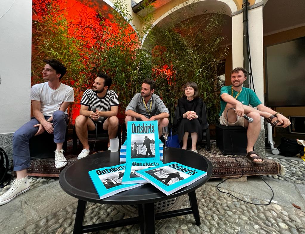 Grupo de personas sentadas.