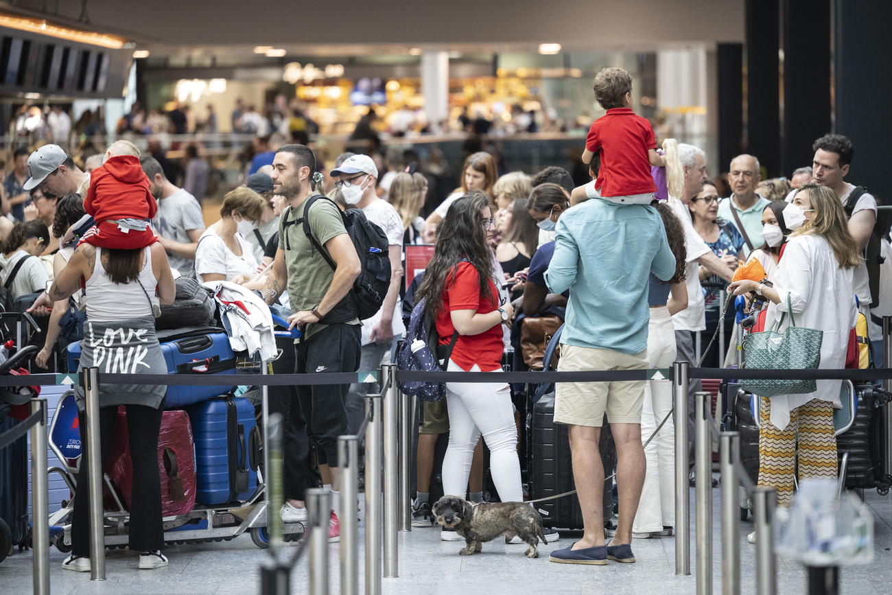 Menschenschlangen am Flughafen