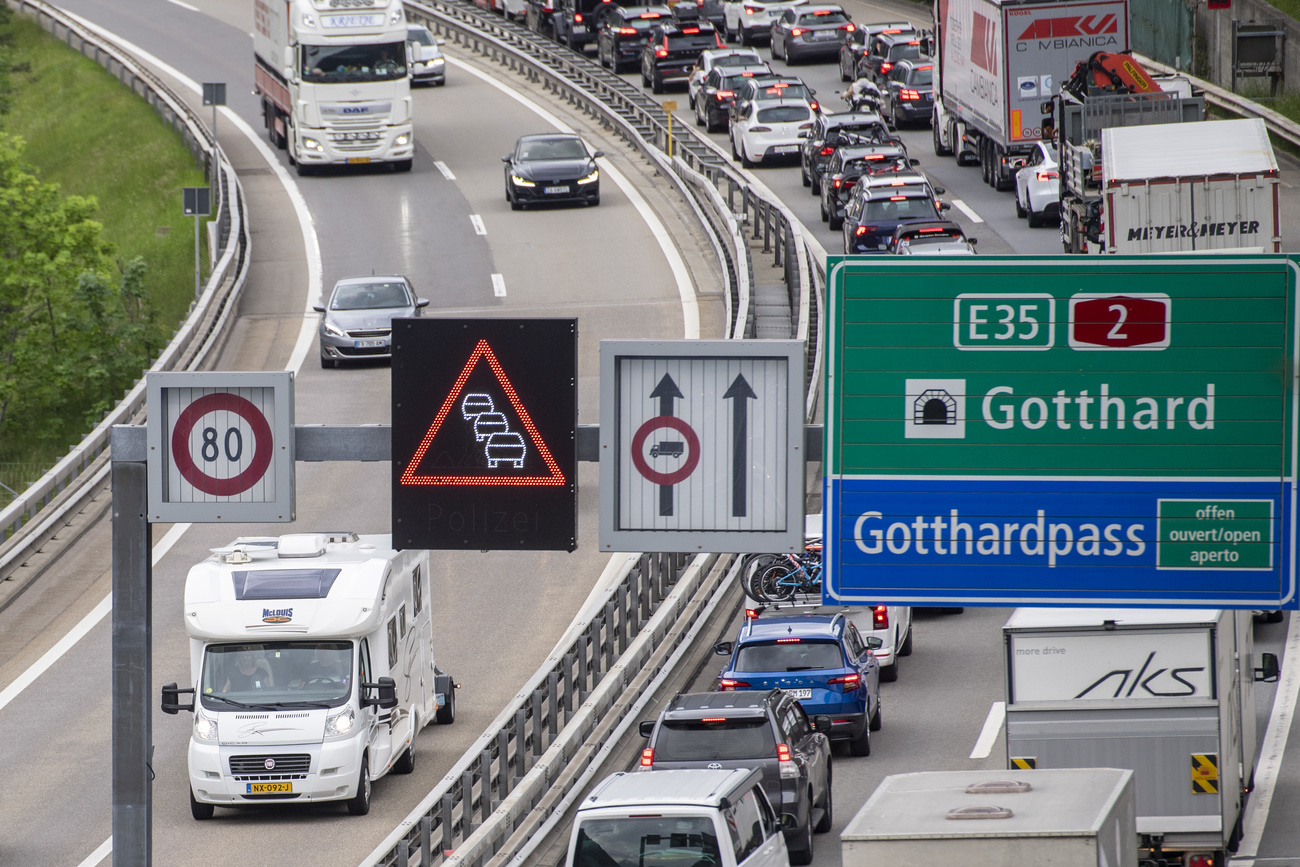 Lunghe colonne di veicoli fermi davanti al tunnel del San Gottardo.