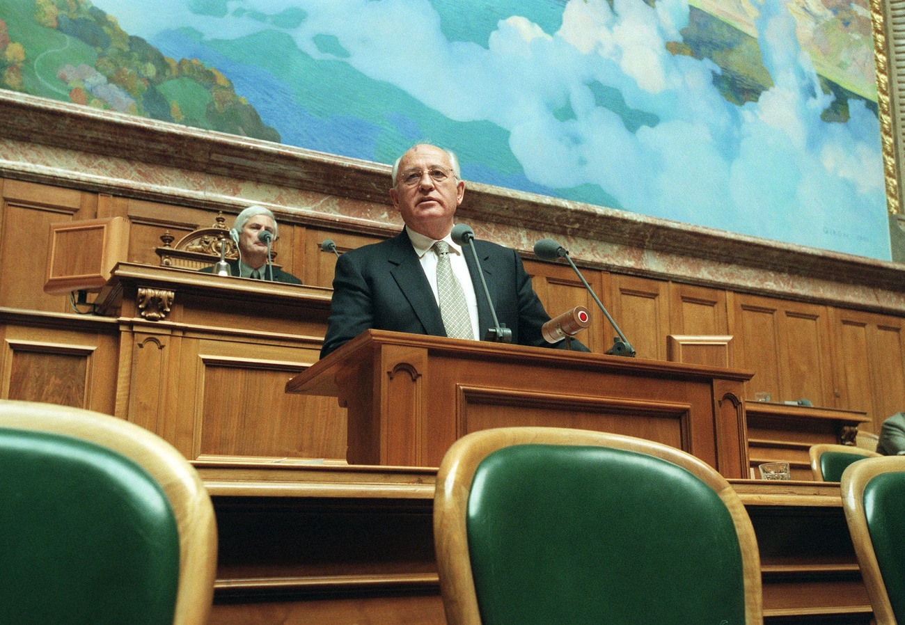 Gorbachev dirigindo-se ao parlamento suíço