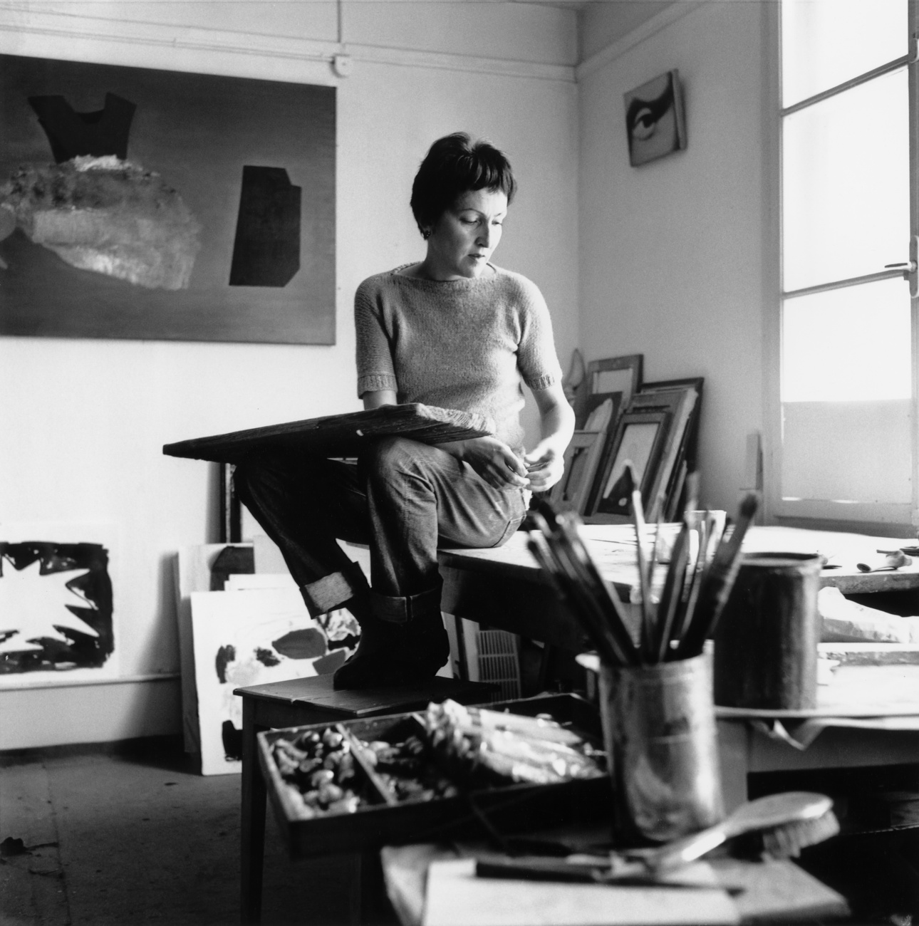 Die Künstlerin Meret Oppenheim arbeitet im Jahr 1958 in ihrem Atelier in Oberhofen, Kanton Bern.
