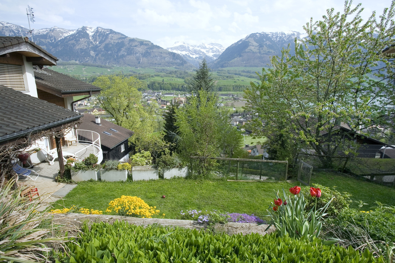 maison avec un jardin et la vue sur les montagnes