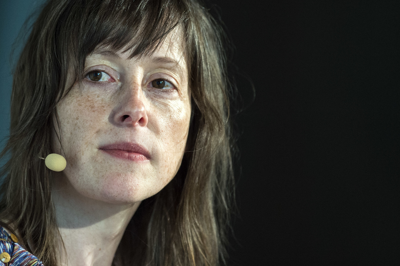 Tête d une femme portant un micro