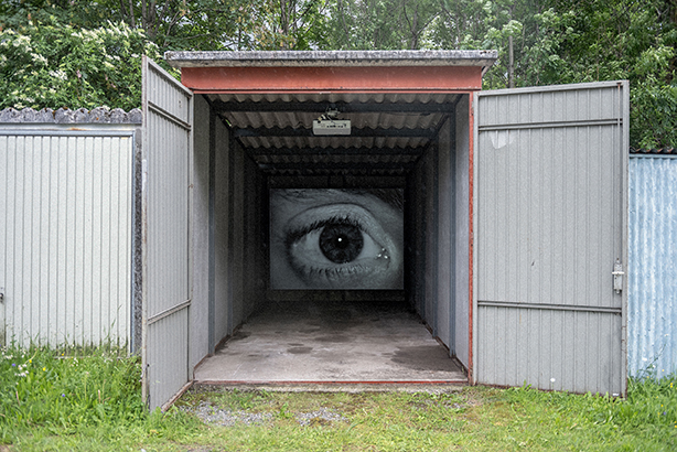 Auge schaut aus Container