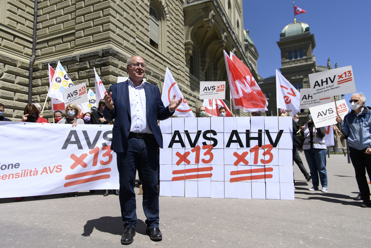Persone con striscioni davanti a Palazzo federale