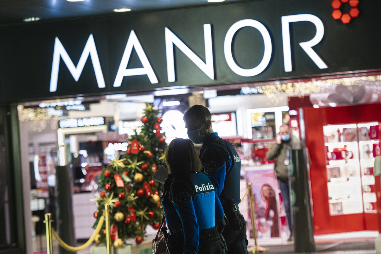 A polícia fora do centro comercial após o ataque