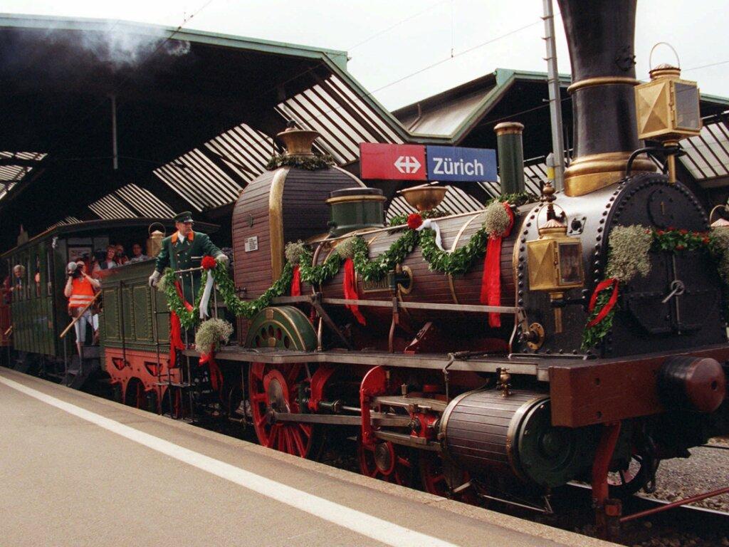 仿造原型建造的“西班牙小面包火车”让人想起连接阿尔高州巴登市与苏黎世的瑞士第一条铁路线。这条铁路线于175年前投入使用。