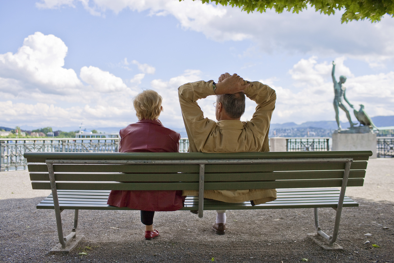 Couple âgé sur un banc