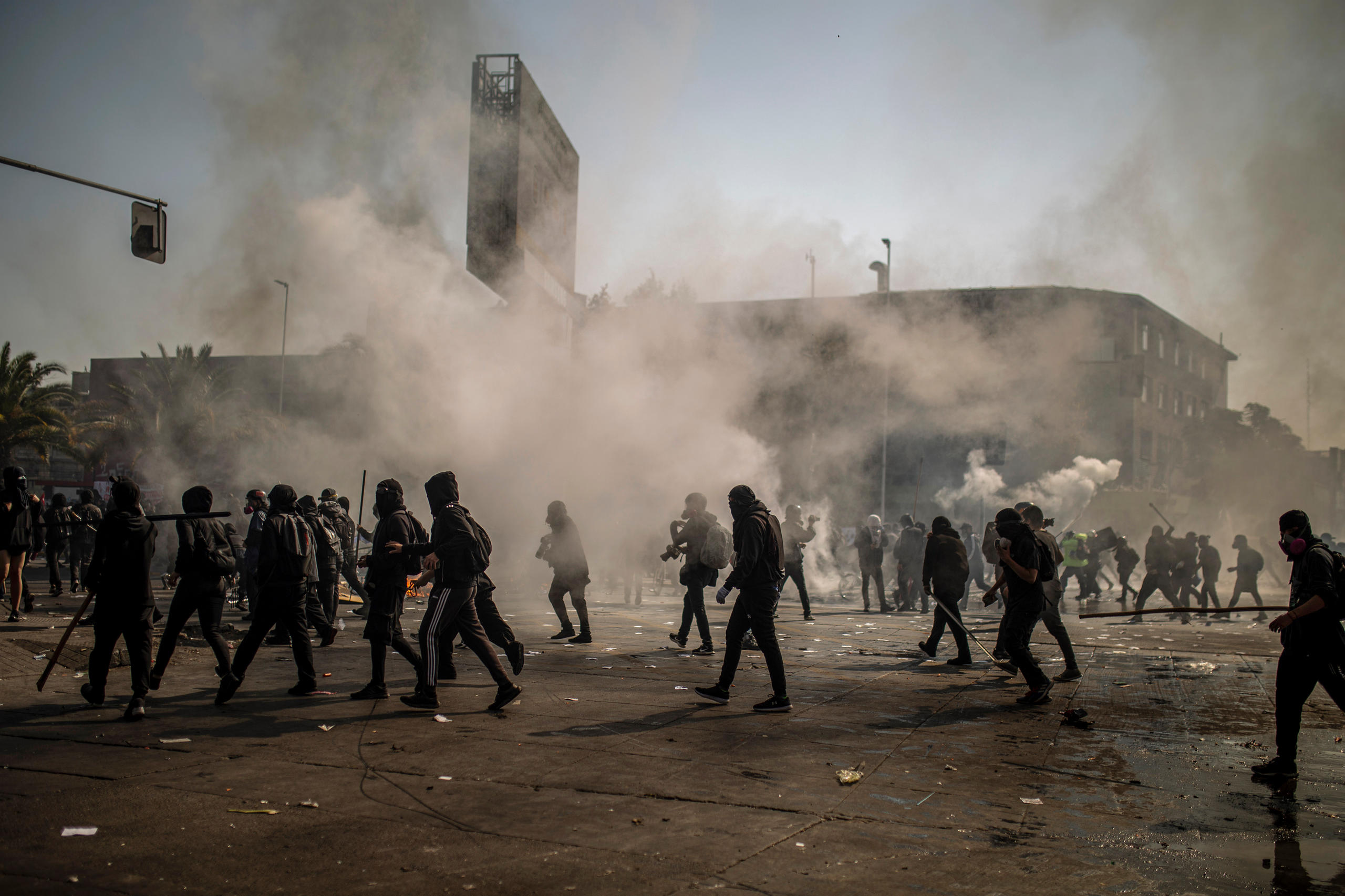 Manifestants à un croisement routier plein de fumée