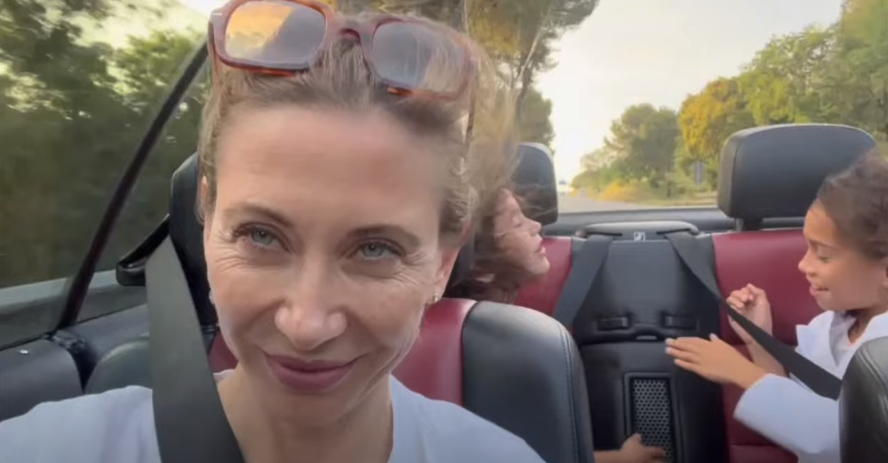 Frau mit Kindern im Auto