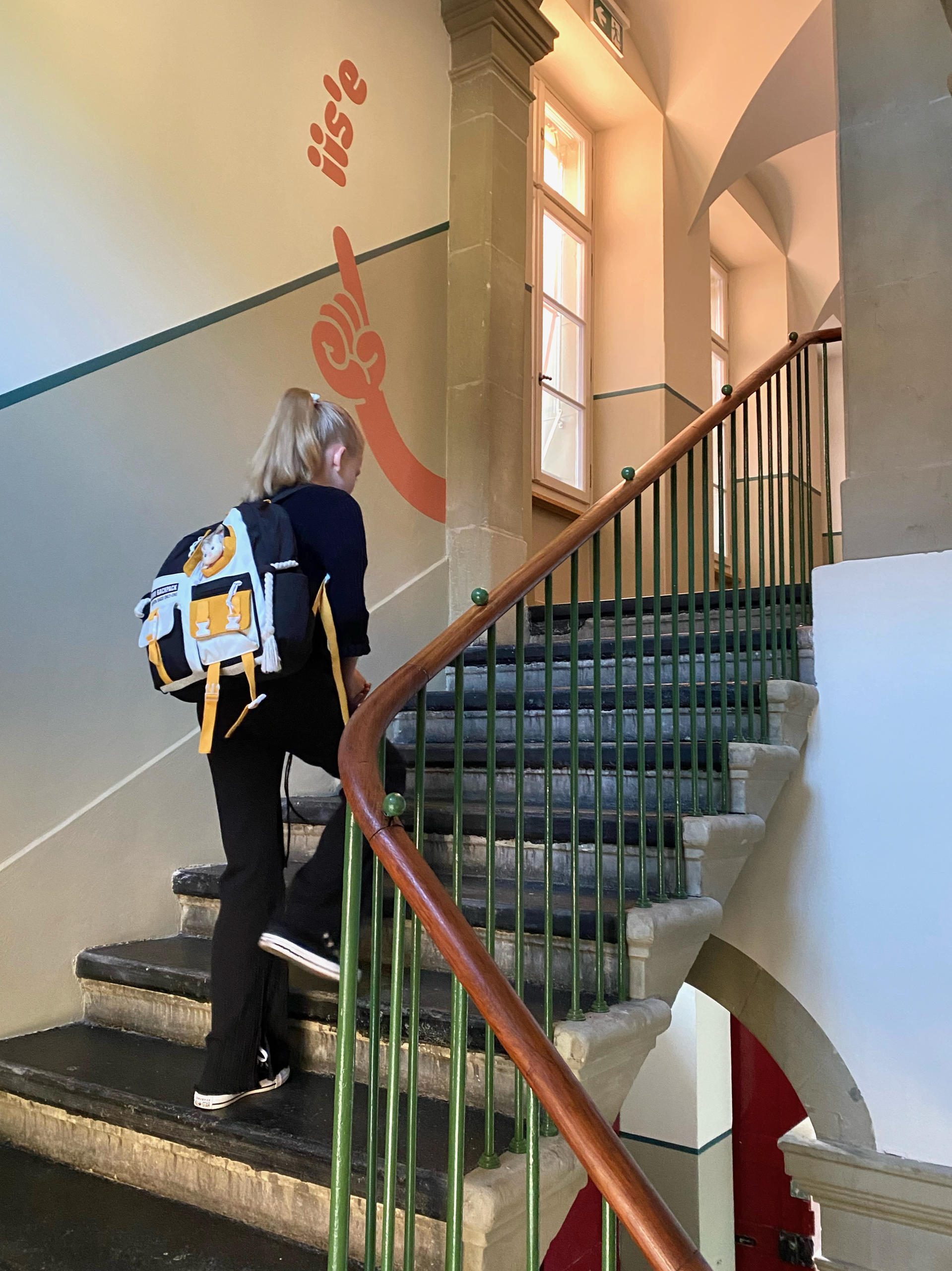 Polina sube las escaleras de la Escuela Matte en Berna.
