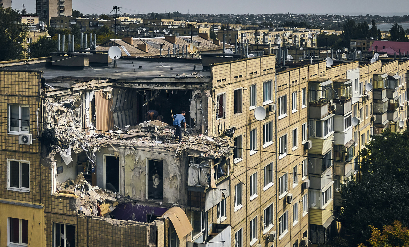 Apartamentos ucranianos atingidos por foguete