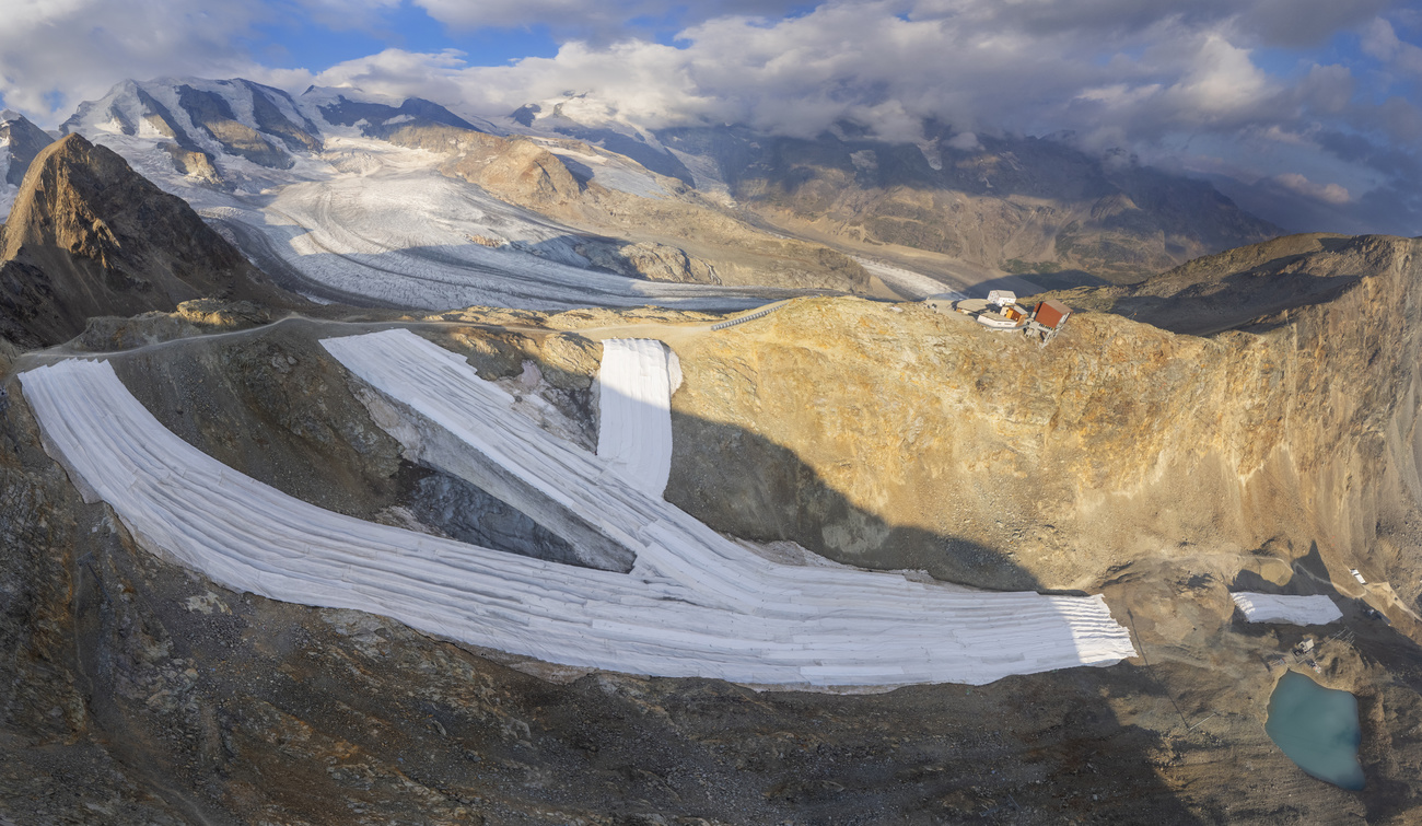 Gletscher covered with specialised material