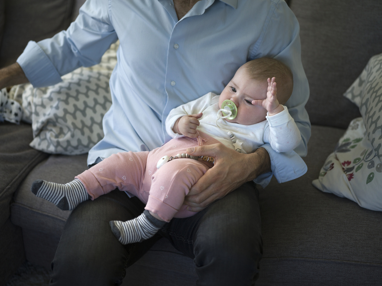 Bébé sur le genoux de son père