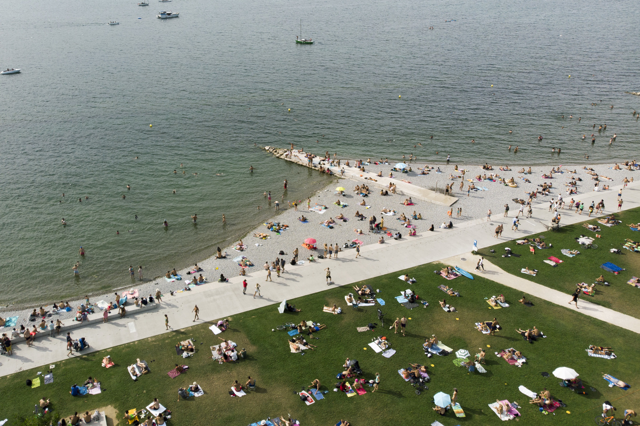 Baignade dans le lac Léman, dont la température atteint 24°C.