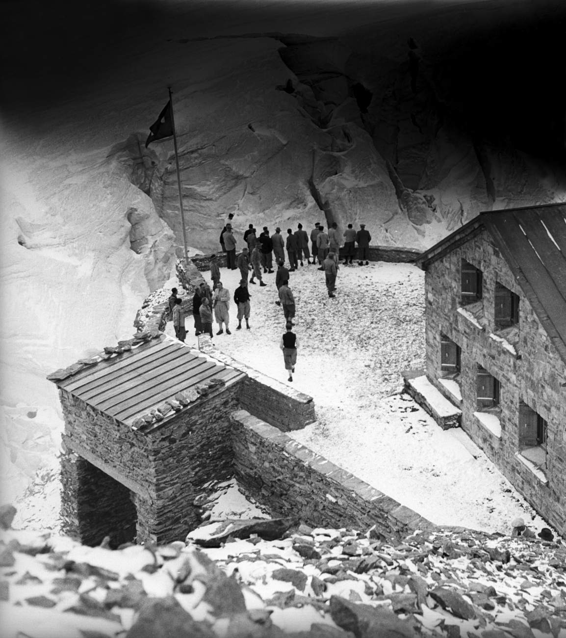 altes Foto mit Menschen auf der Terrasse der Mutthornhütte