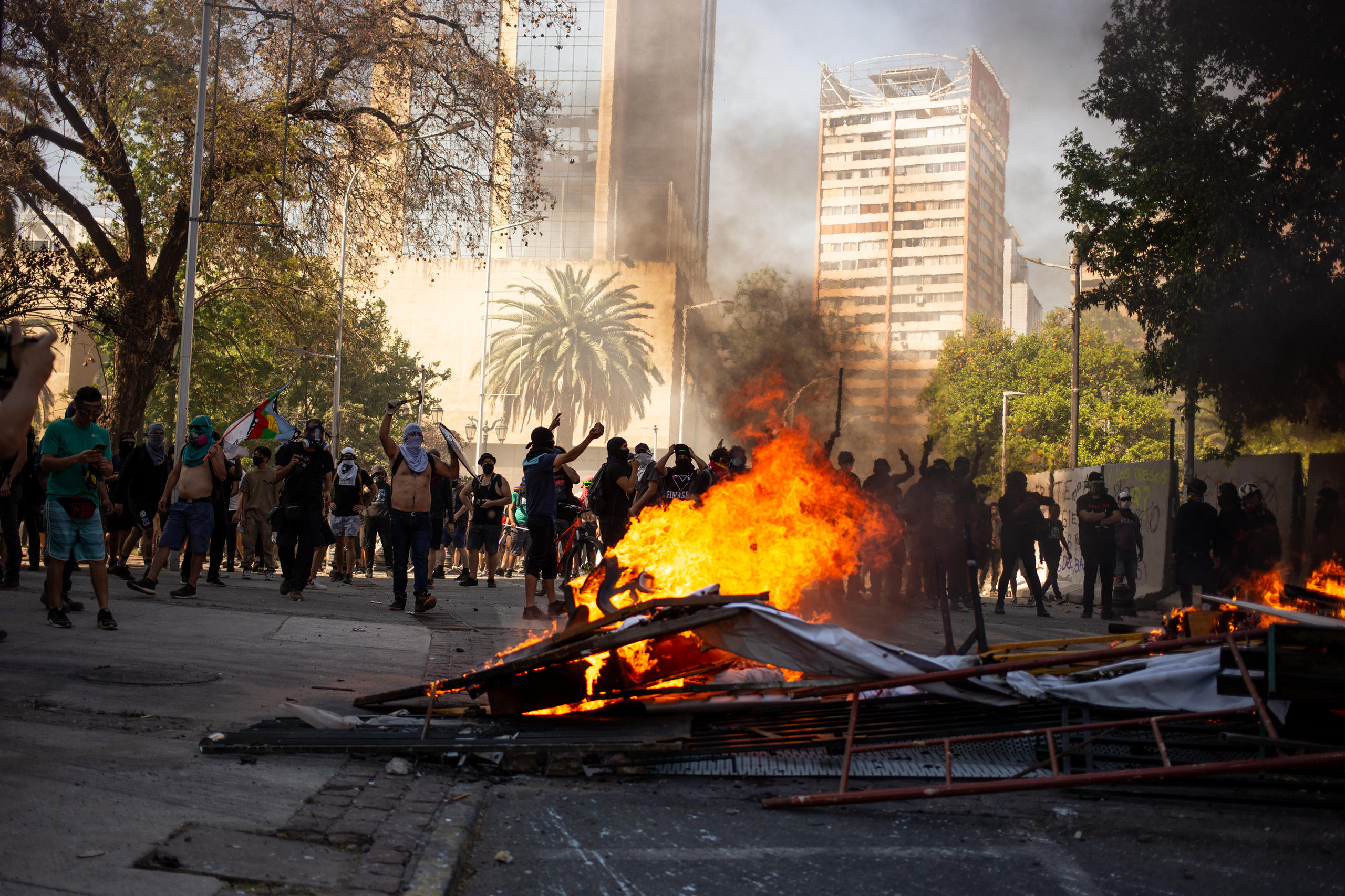 Voiture en feu pendant une manifestation