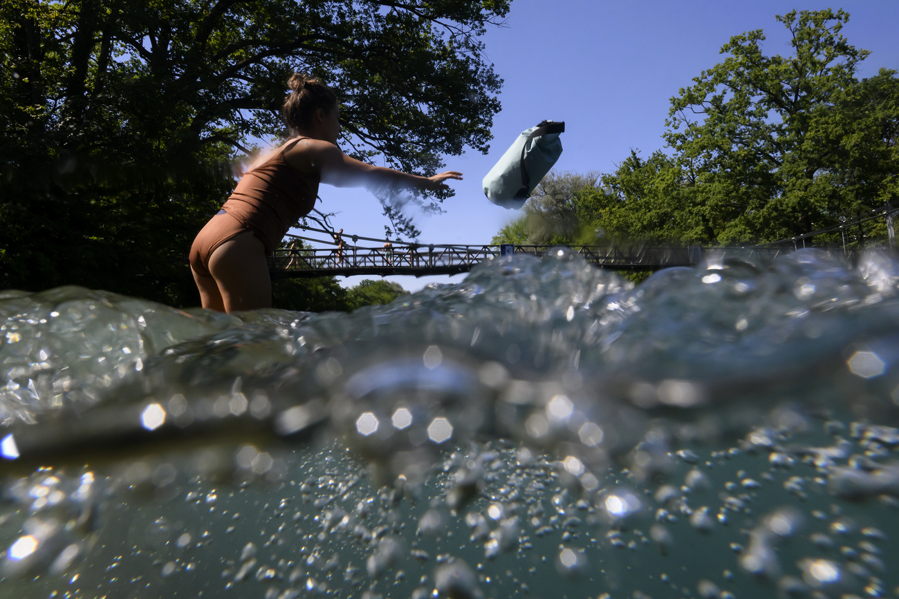 Frau springt in Aare