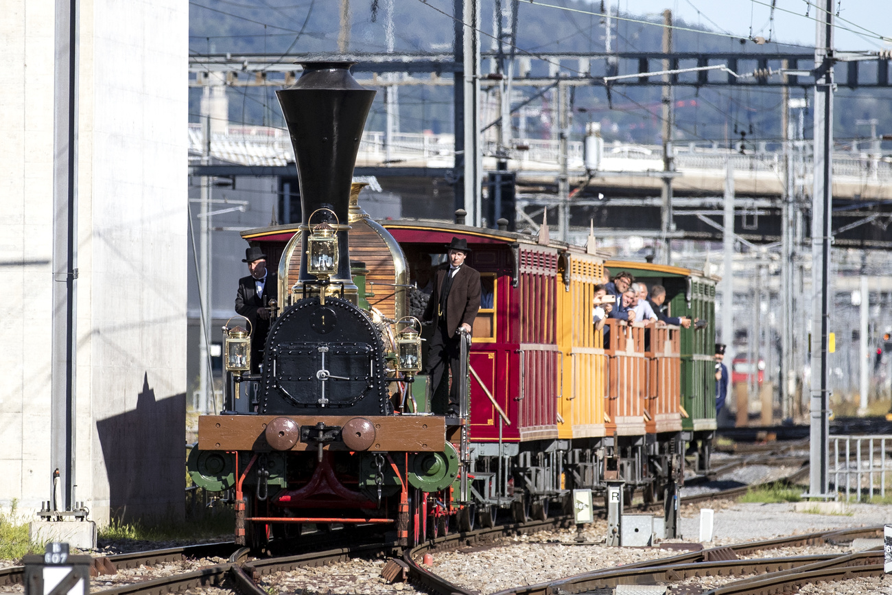 昔の蒸気機関車を再現した列車で記念日をお祝い