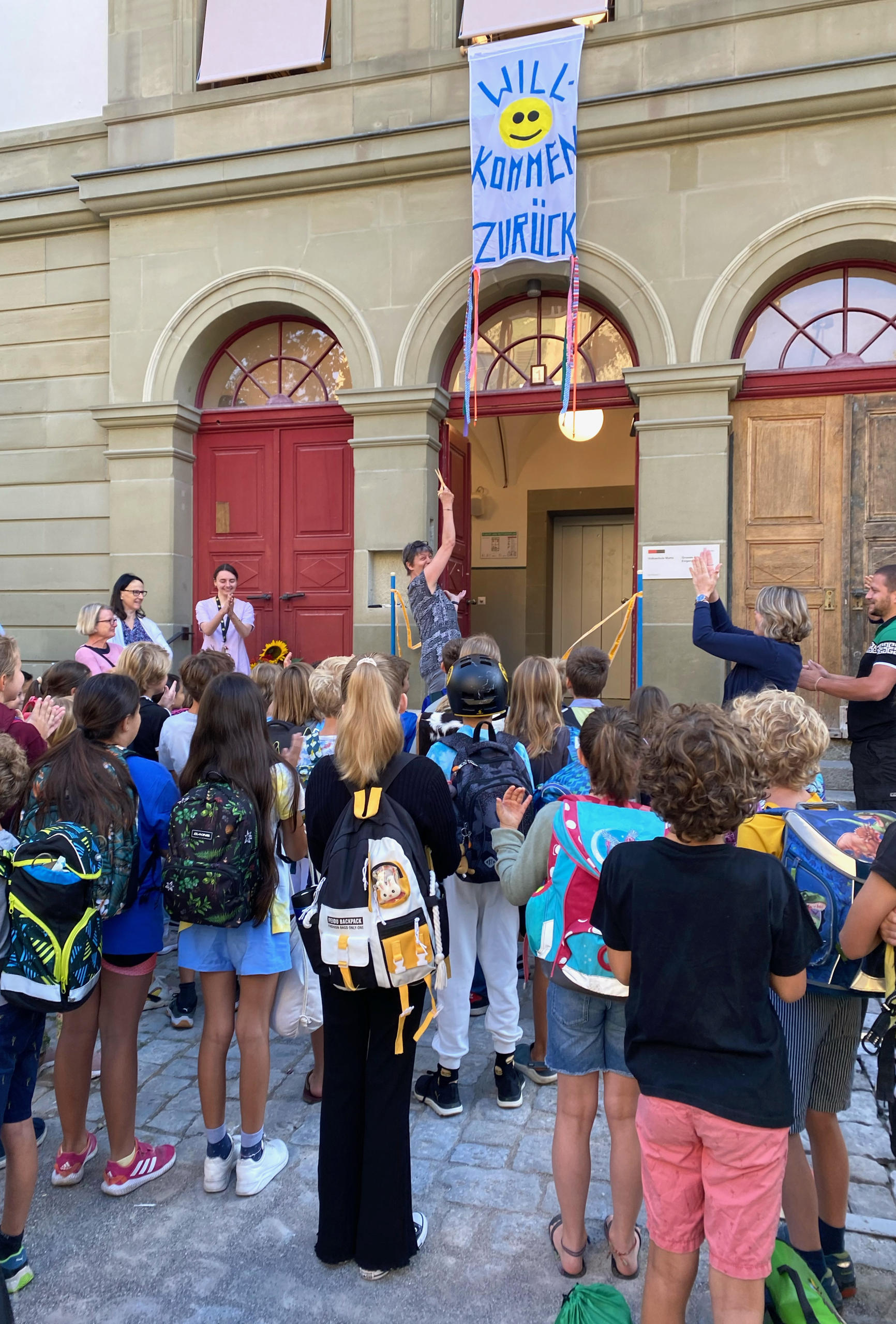 Schülerinnen und Schüler vor dem Schulhaus Matte.