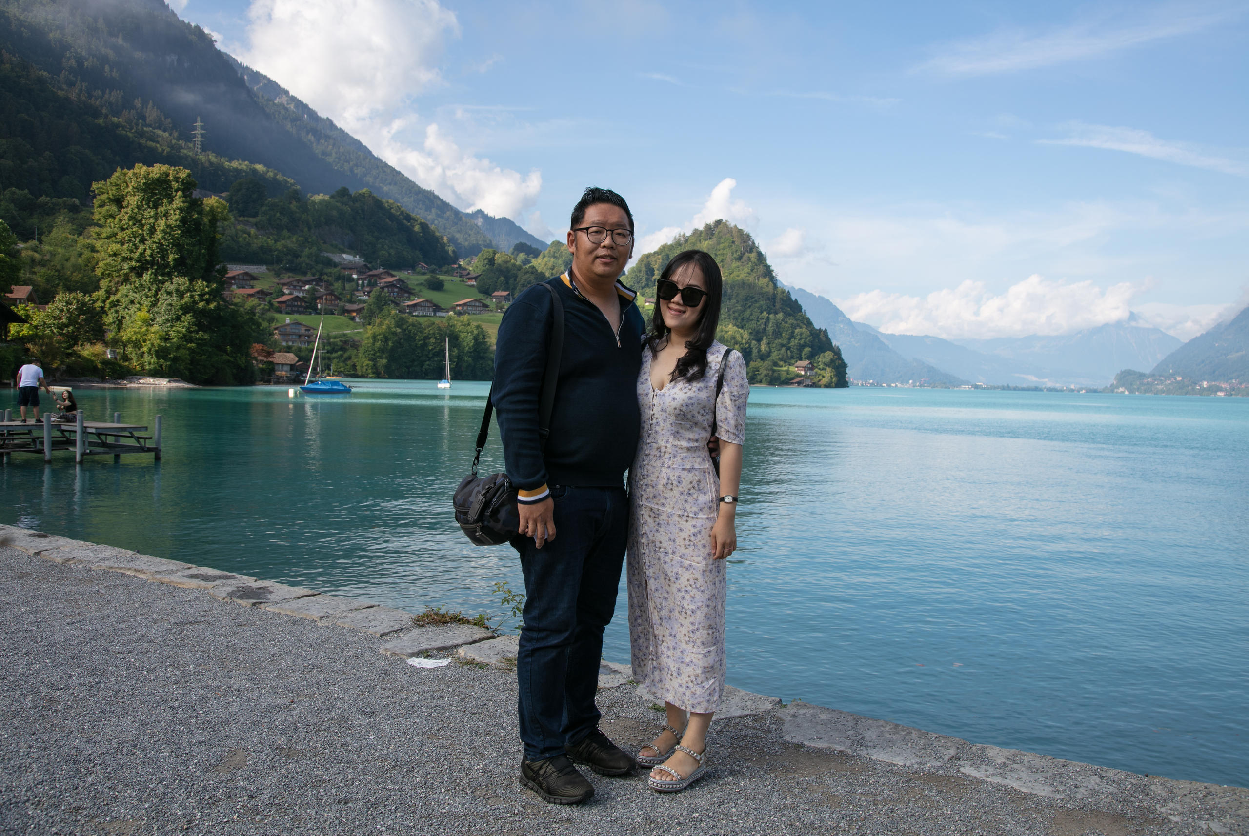 Pareja de vietnamitas ante un lago.