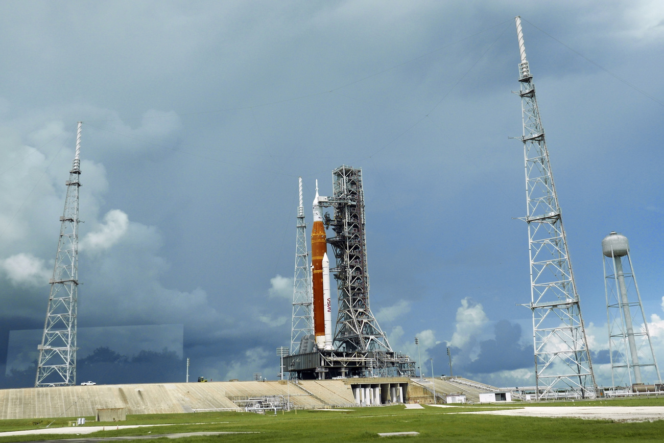 O foguete Artemis 1 está pronto para lançamento no Centro Espacial Kennedy, na Flórida.