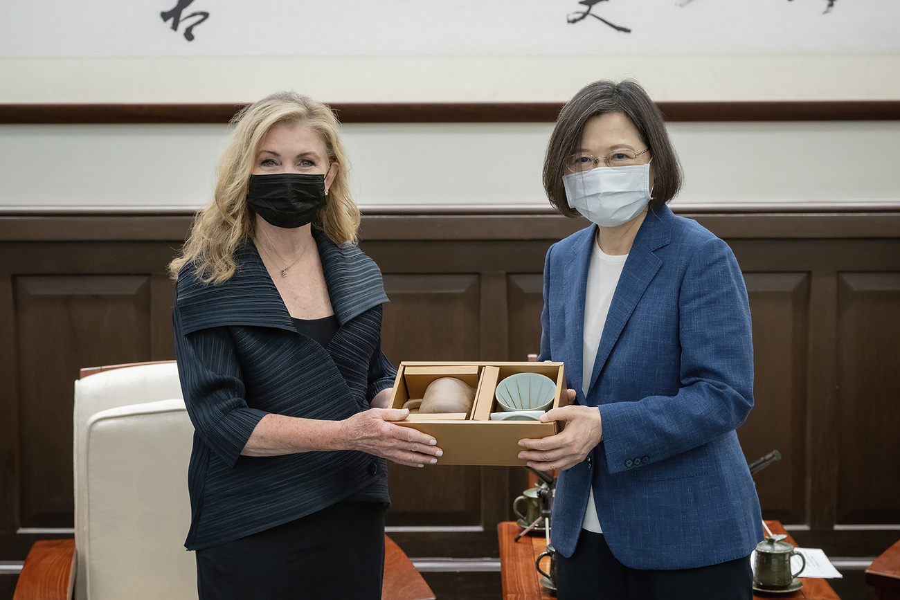 8月26日，美国参议员玛莎·布莱克本(左)在台湾台北会见台湾领导人蔡英文(右)。布莱克本是今年8月第三位访问台湾的美国高级别民选官员。