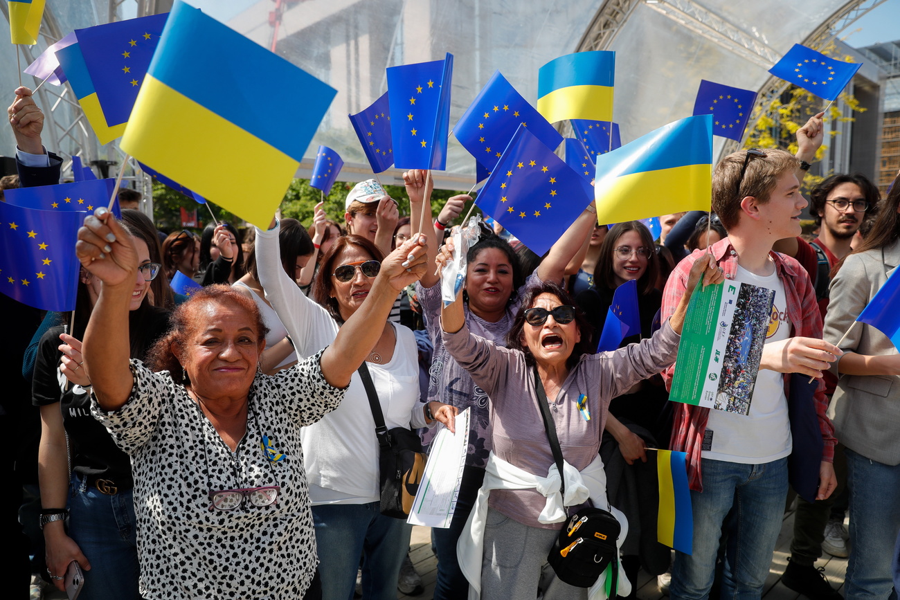 Demonstrierende halten EU- und Ukraine-Fahnen