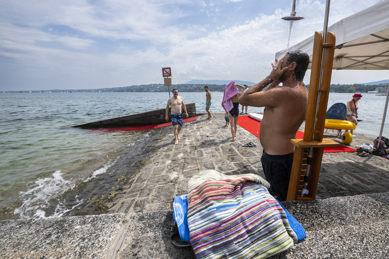 Homme se préparant à aller se baigner dans un lac