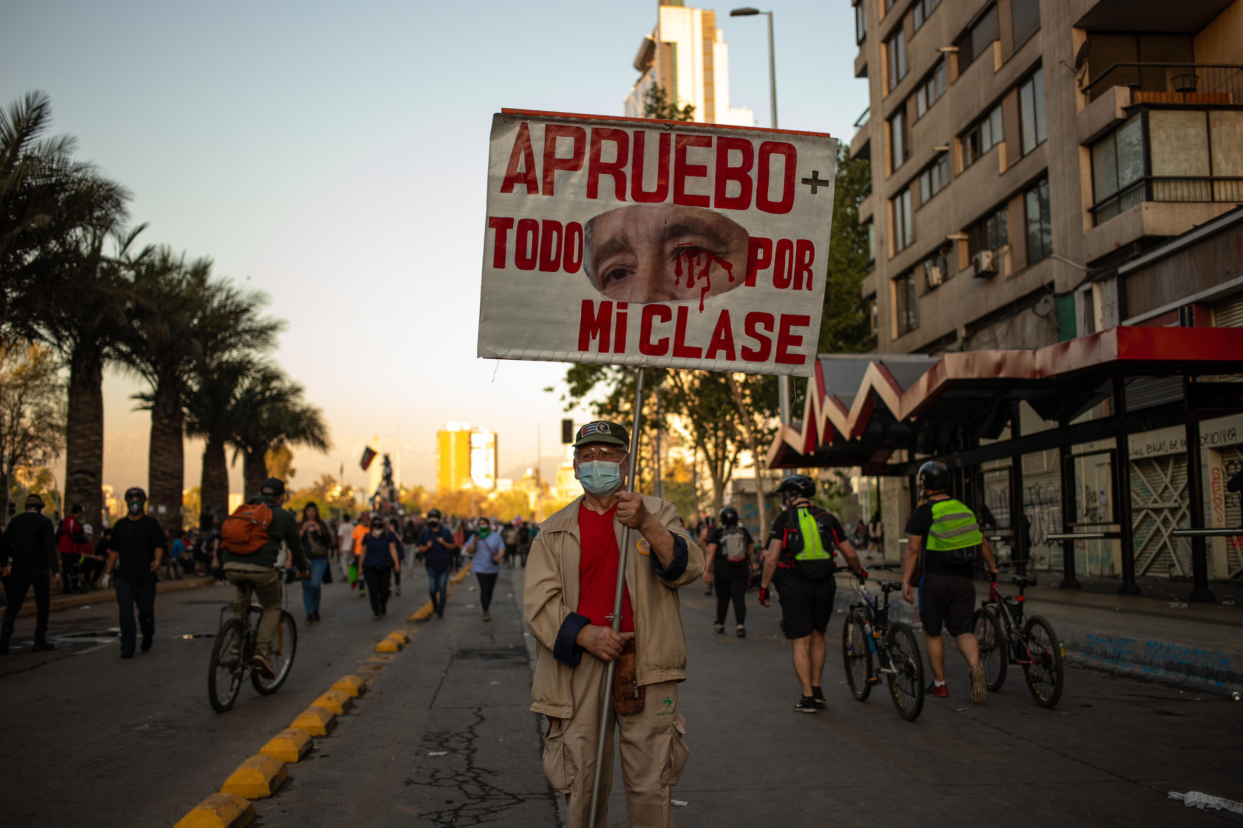 Type avec un banderole dans une rue