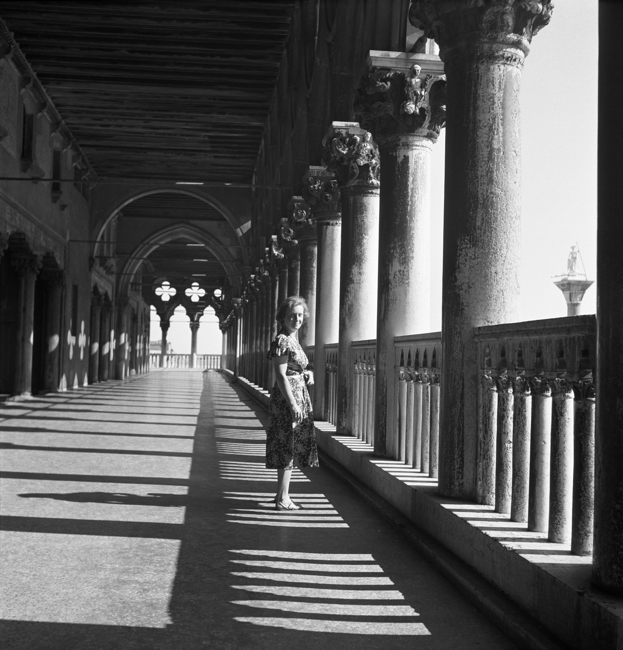 Donna sotto colonnato a Venezia