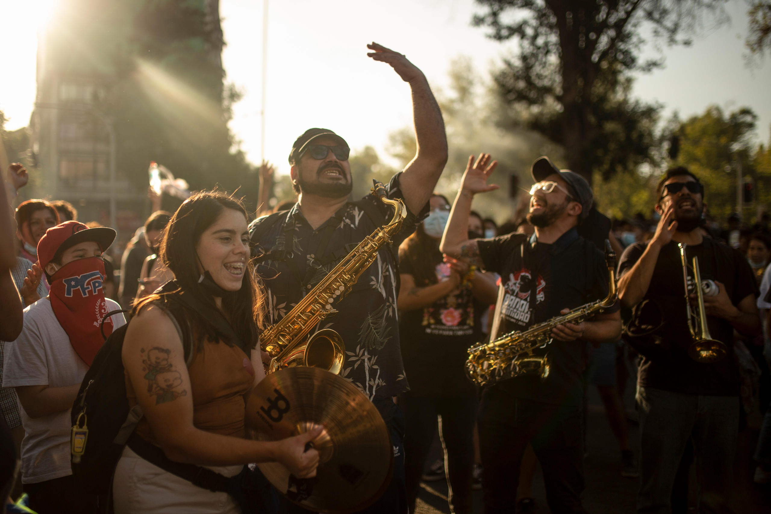 Jóvenes con instrumentos musicales.