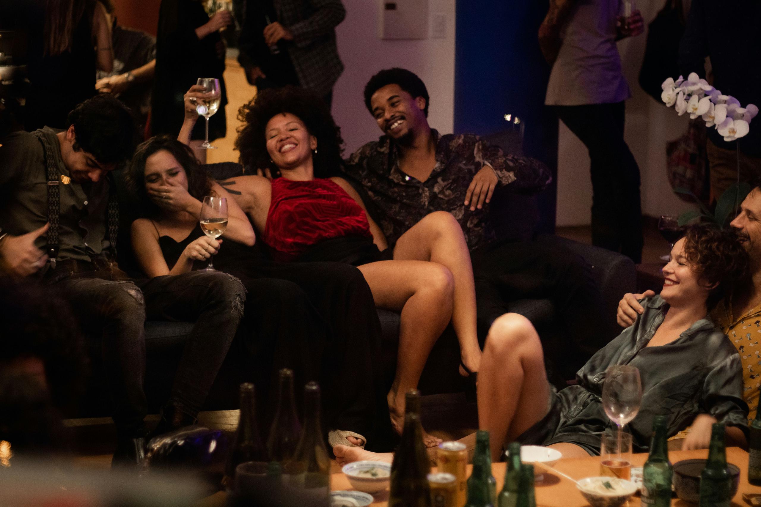 Escena de Regla 34: personas de fiesta.