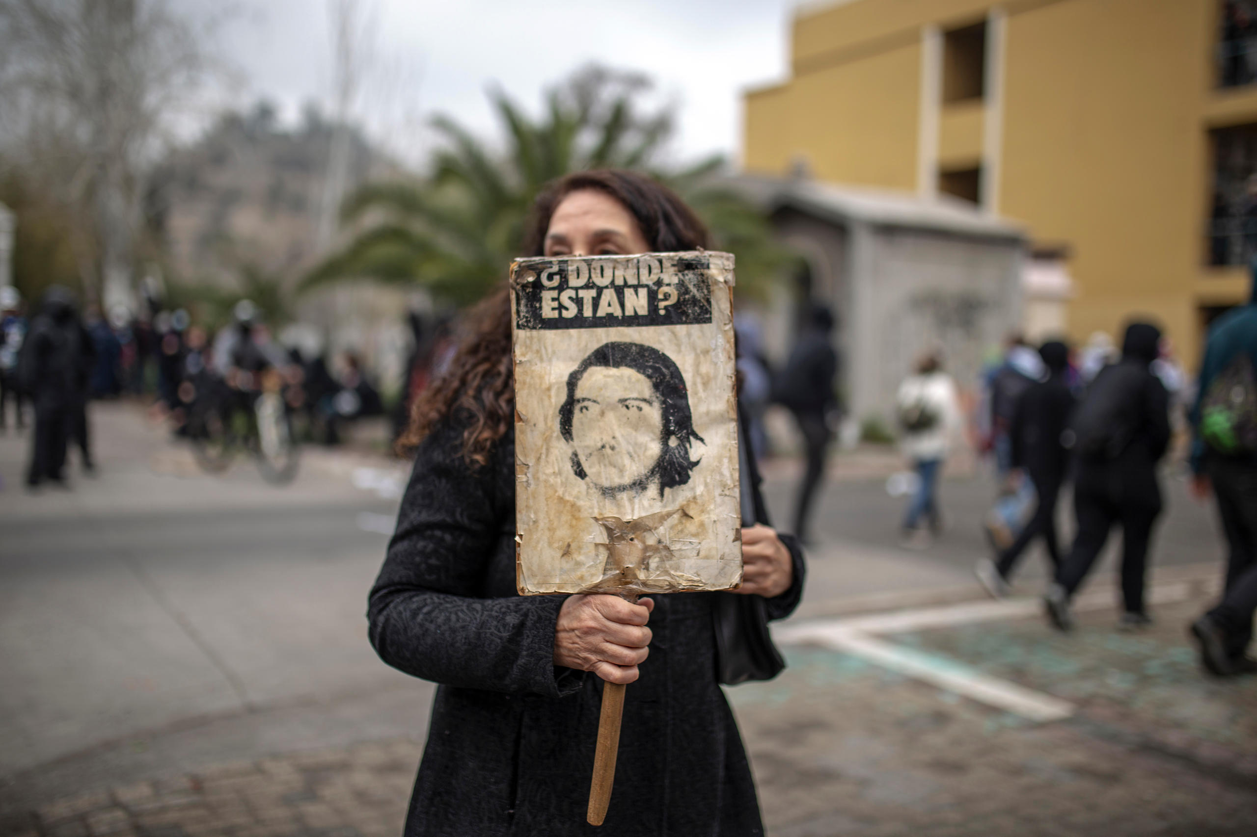 Femme tenant la photo d un homme disparu.