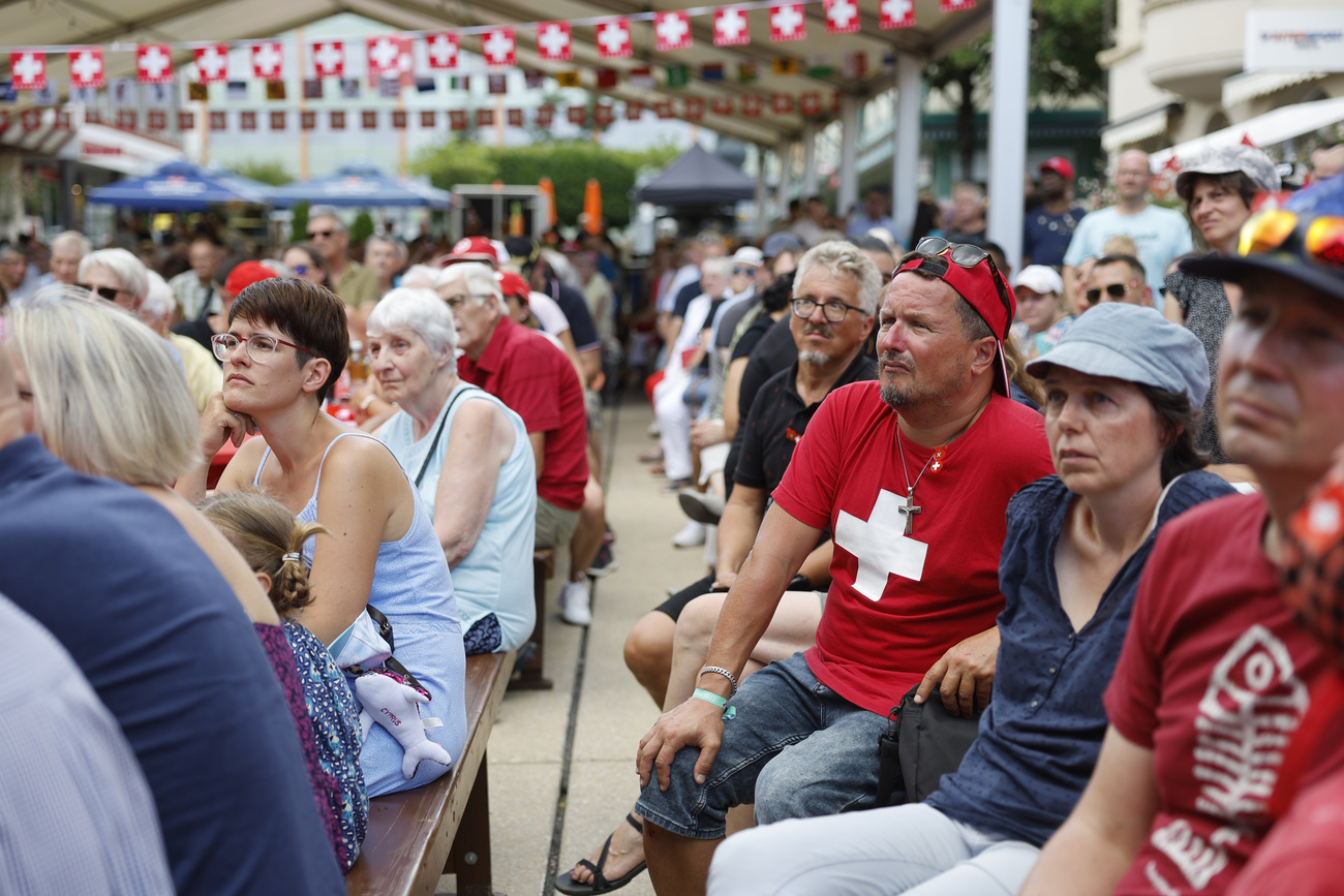 Crowd listening to Cassis speech