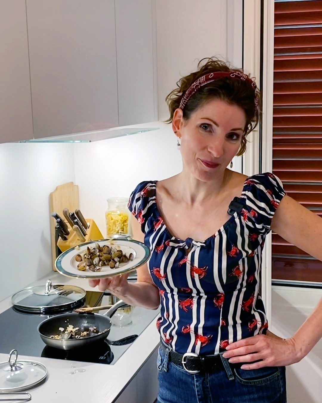 Сьюзан Мисика в кухне готовит ракушки