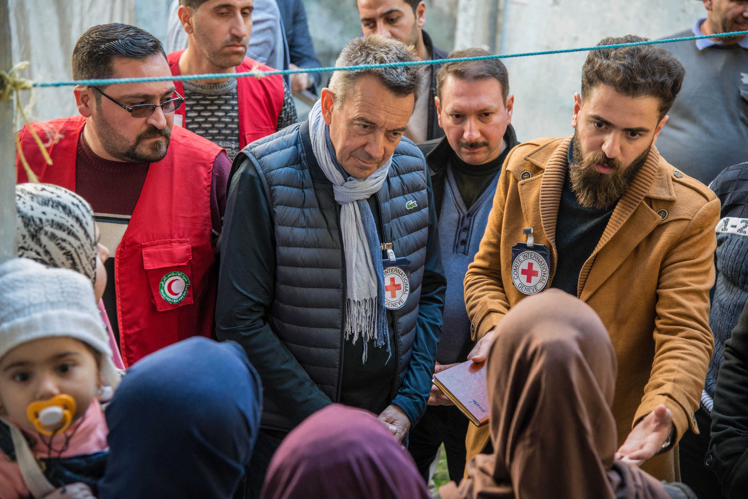 Maurer habla con familias iraquís